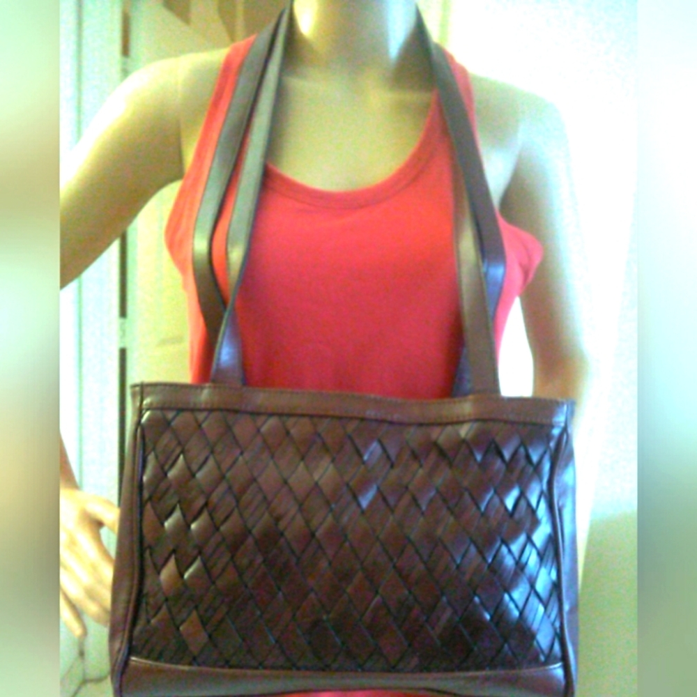 BROWN LEATHER SHOULDER BAG BY CARLO D'SANTI BRAIDED ZIPPER CLOSURE